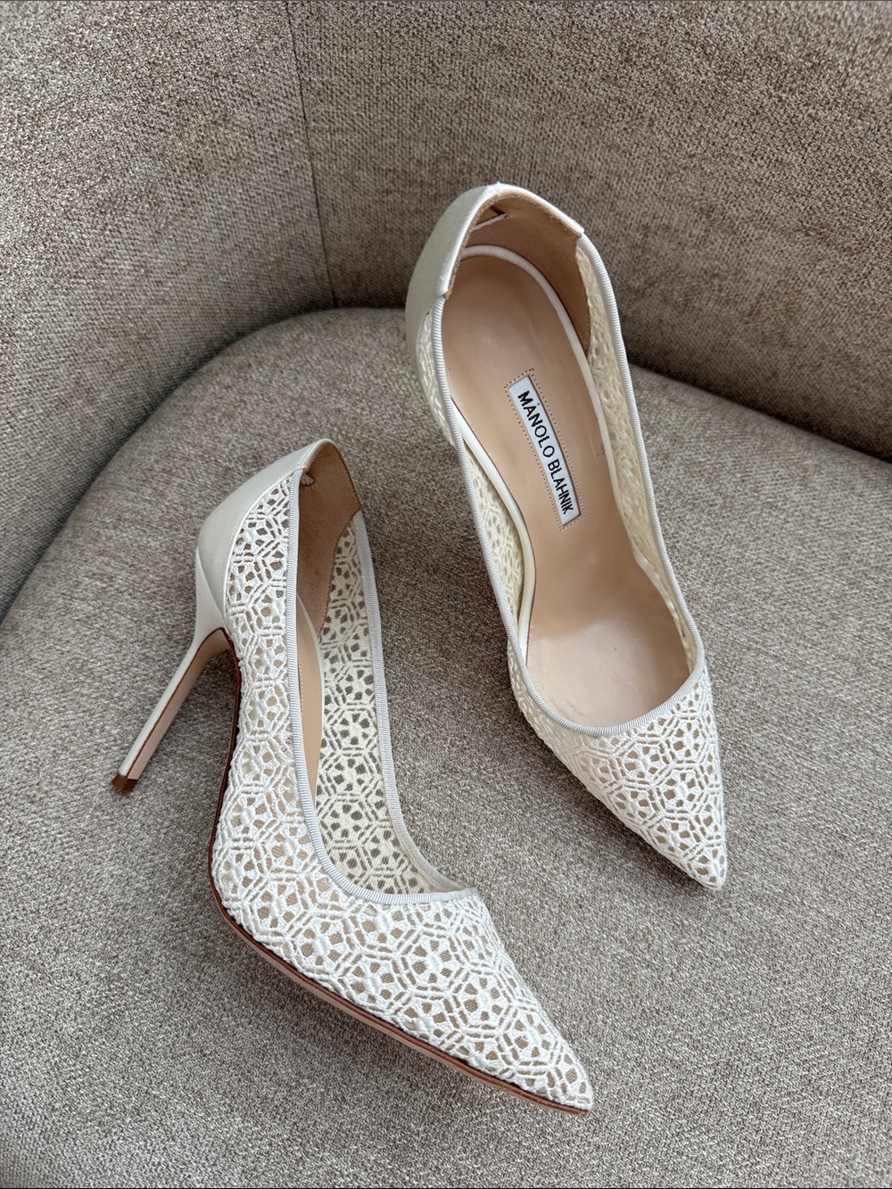 Manolo Blahnik BBLA Lace Dentelle White Satin Pumps Heels EU 37 US 7 BRIDAL